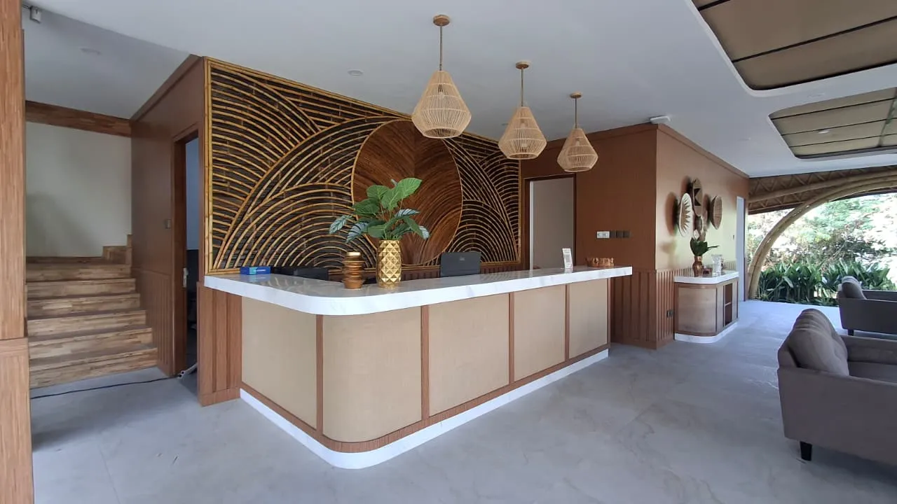 The finished Lokalé reception with rattan sunburst wall